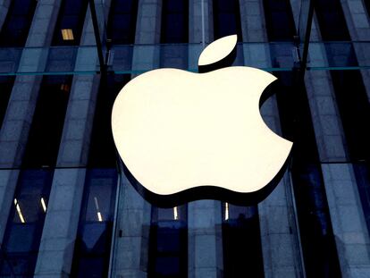 Logo de Apple en una tienda en la Quinta Avenida de Nueva York, en una imagen de archivo.