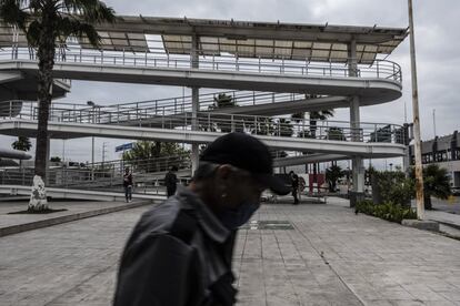 Tras agudizarse la emergencia sanitaria en Estados Unidos, el presidente Donald Trump agilizó el proceso de deportaciones. En la imagen, un grupo de deportados mexicanos espera bajo del puente fronterizo de Reynosa, en Tamaulipas.