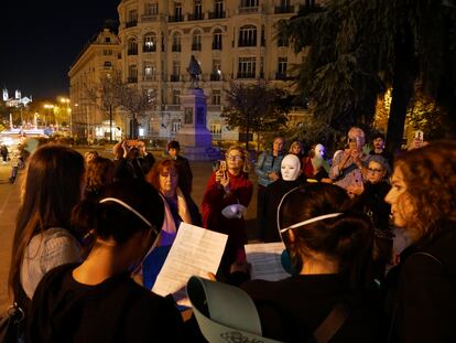 Un grupo de mujeres exige frente al Congreso de los Diputados que la ley de protección infantil abarque los casos de violencia sexual intrafamiliar.