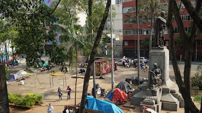 Personas que viven en la calle en una 'crackolandia' de Brasil.