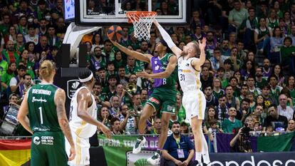 El jugador del Unicaja Kameron Taylor entra a canasta ante la defensa de Dejan Musa, del Real Madrid.