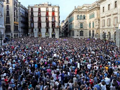 Concentració a la plaça de Sant Jaume de Barcelona contra la sentència de la Manada.