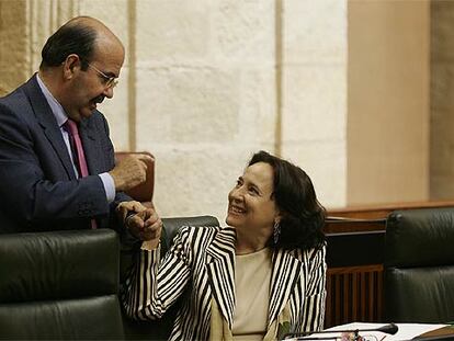 Gaspar Zarrías y Concha Gutiérrez del Castillo en un pleno del Parlamento en junio de 2005.
