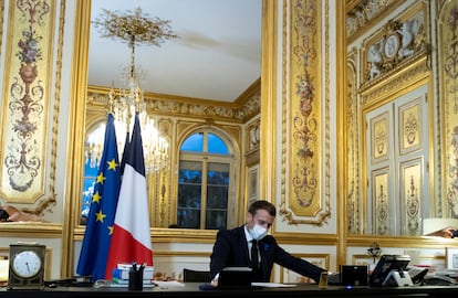 Macron, en su despacho, durante una conversación telefónica con el entonces presidente electo de Estados Unidos, Joe Biden, en noviembre de 2020.