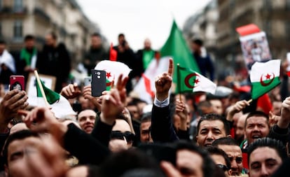 Manifestación en la plaza de la República, en París, contra la reelección del presidente Buteflika en Argelia.