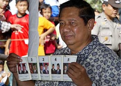 El candidato Yudhoyono muestra su papeleta antes de marcarla e introducirla en la urna en Yakarta.