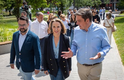 La secretaria general del PP, Cuca Gamarra, acompañada por el presidente el Partido Popular de La Rioja, Alberto Galiana (derecha) y por el diputado Javier Merino (izquierda), este domingo en Logroño.