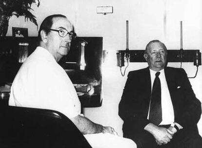 Don Juan de Borbón, con Alfredo Muiños en la clínica Barraquer de Barcelona en diciembre de 1978.