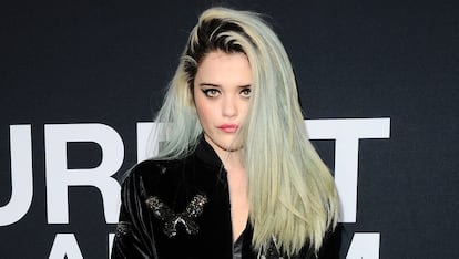 Sky Ferreira

"No puedo lavarme el pelo muy a menudo porque se seca. Lo lavo un par de veces a la semana con el champú Giovanni Tea Tree, pero solo lo aplico en la raíz. En las puntas utilizo el acondicionador Wen Sweet Almond Min. Juro por mi vida que me ha ayudado a que me creciera el pelo. Por último, uso la Mending Masque de Bumble and Bumble para que no se encrespe", explica la cantante.