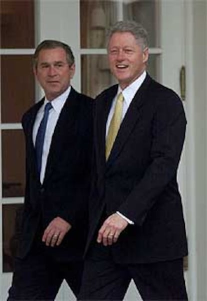 George W. Bush, a la izquierda, y Bill Clinton, en la Casa Blanca durante el traspaso de poderes en diciembre de 2000.