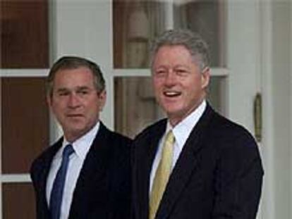 George W. Bush, a la izquierda, y Bill Clinton, en la Casa Blanca durante el traspaso de poderes en diciembre de 2000.