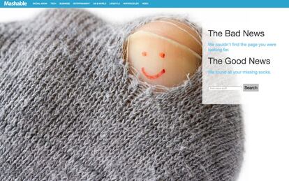 <p>"La mala noticia es que no hemos encontrado la página que estabas buscando. La buena noticia es que hemos encontrado todos tus calcetines perdidos". Mashable, la web de contenido viral, usa <a href="https://mashable.com/dkfkgkgj" target="_blank">en su página de error</a> un elemento que mantiene ese espíritu de apelar a los sentimientos más comunes entre sus lectores: ¿por qué hueco de la lavadora se están escapando mis calcetines? Como imagen, un dedo feliz que surge del roto del tejido. Suficiente para sonreír y seguir navegando.</p>
