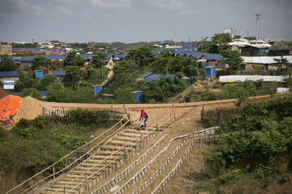 Una mujer camina por una escalera en Cox's Bazar (Bangladés). Los refugiados consultados han manifestado su interés tan pronto como se establezcan las garantías sobre su estatus de ciudadanía libertad de movimientos y seguridad en Myanmar.