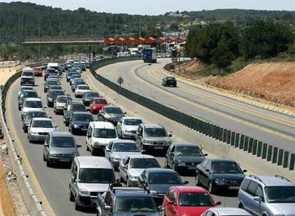 Imagen de las retenciones a primera hora de la tarde en la AP-7 a la altura del Vendrell