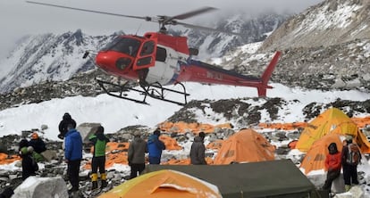 Un helicòpter de rescat aterra al campament base de l'Everest, aquest diumenge.