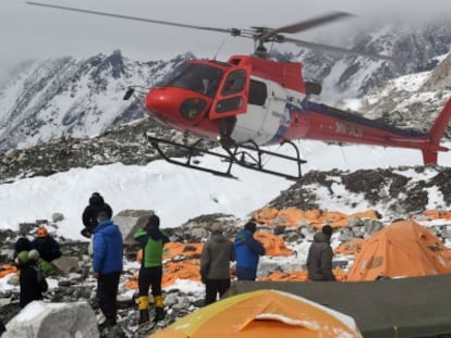 Un helicòpter de rescat aterra al campament base de l'Everest, aquest diumenge.