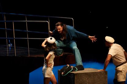 Gyula Orendt (Guglielmo), en el barco en que se desarrollan las seducciones del segundo acto de 'Così fan tutte' en la puesta en escena de Vincent Huguet.