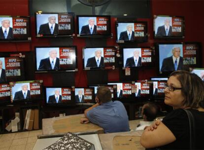 Algunos ciudadanos israelíes escuchan un discurso de Netanyahu de este verano en una tienda de electrodomésticos.