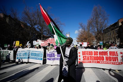 Una persona sostiene una bandera palestina en una protesta el lunes en Washington coincidiendo con la toma de posesin de Donald Trump para un segundo mandato en la Casa Blanca.