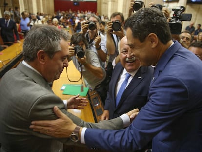 El líder del PSOE andaluz, Juan Espadas, saluda al presidente de la Junta de Andalucía, Juan Manuel Moreno, el día de la constitución del Parlamento andaluz, en julio de 2022.