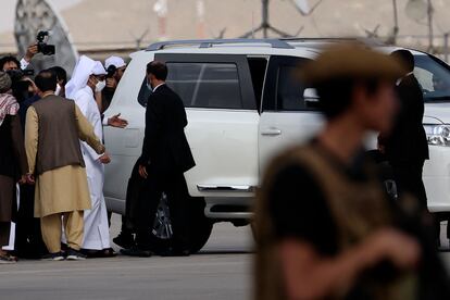 El ministro de Exteriores catarí, Mohammed bin Abdulrahman al Thani, tras su llegada a Kabul, este domingo.