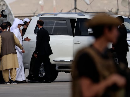 El ministro de Exteriores catarí, Mohammed bin Abdulrahman al Thani, tras su llegada a Kabul, este domingo.