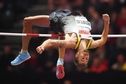 Mateusz Przybylko de Alemania compite en la prueba masculina de salto alto, el 1 de marzo.