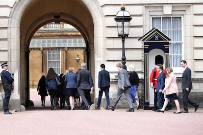 Miembros del servicio de la reina acuden a la reunión de urgencia en el palacio de Buckingham.
