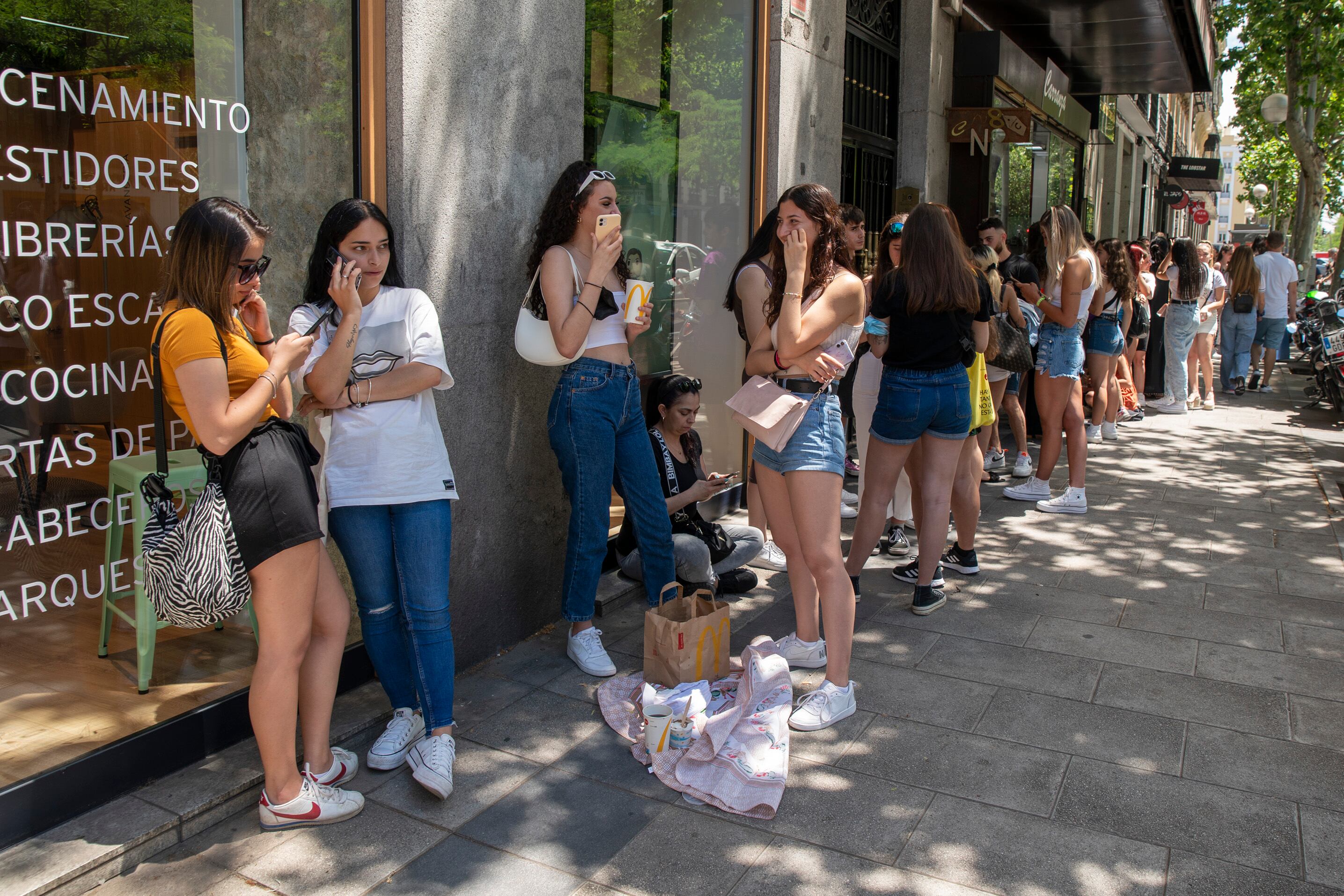 Cola de personas esperando para entrar en la tienda temporal de Shein en Madrid, este jueves.