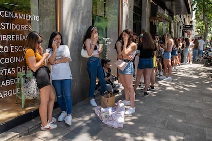 Cola de personas esperando para entrar en la tienda temporal de Shein en Madrid, este jueves.