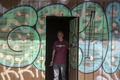 Uno de los miembros de Hogar Social abre la puerta del local recién okupado en la calle Príncipe de Vergara de Madrid.