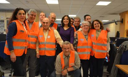 Isabel Gemio, en el centro, acompañada por voluntarios de la semana solidaria.