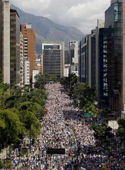 Vista aérea de la multitudinaria manifestación contra la reelección de Chávez que ha tenido lugar hoy en Caracas