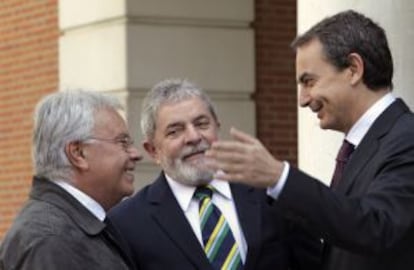 Los expresidentes Gonz&aacute;lez y Lula con el presidente Zapatero, en La Moncloa.
