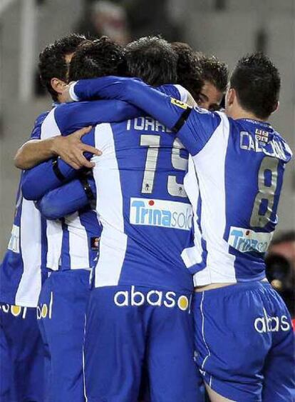 Los jugadores del Espanyol celebran el tanto de su equipo