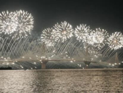 Los fuegos artificiales iluminan la noche sobre uno de los nuevos puentes construidos en Grecia con ocasión de los Juegos.