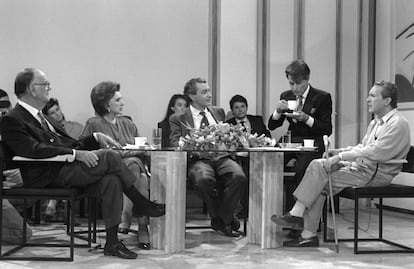 Camilo José Cela, Amparo Rivelles, Lalo Azcona, Jesús Hermida y Antonio Gala (de izq a dcha) durante el programa 'A mi manera', dirigido por Jesús Hermida en 1989.