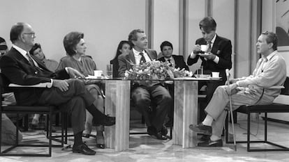 Camilo José Cela, Amparo Rivelles, Lalo Azcona, Jesús Hermida y Antonio Gala (de izq a dcha) durante el programa 'A mi manera', dirigido por Jesús Hermida en 1989.