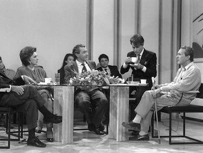 Camilo José Cela, Amparo Rivelles, Lalo Azcona, Jesús Hermida y Antonio Gala (de izq a dcha) durante el programa 'A mi manera', dirigido por Jesús Hermida en 1989.
