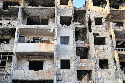Una familia vive en un apartamento de un edificio completamente destruido por los combates en el barrio de Al-Amiriia, en Alepo, el pasado 13 de marzo.