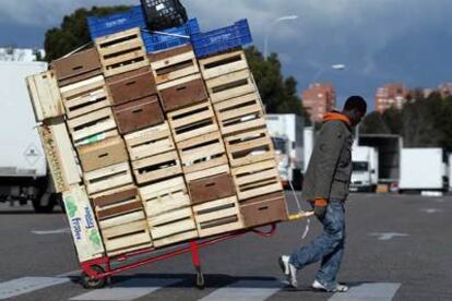 Un hombre traslada cajas desde las naves principales de Mercamadrid a la zona donde se encuentran los almacenes semiabandonados.