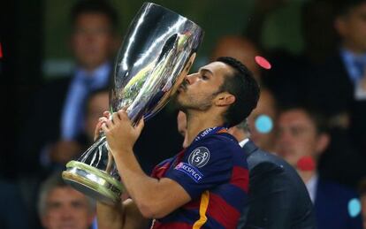 Pedro, amb la Supercopa d'Europa.