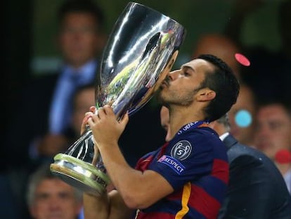 Pedro, con la Supercopa de Europa.