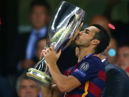 Pedro, con la Supercopa de Europa.