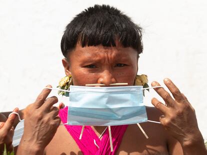 Uma indígena yanomami com uma máscara em 30 de junho em Alto Alegre. Segundo a Articulação dos Povos Indígenas do Brasil, há mais de 17.000 indígenas contaminados por covid-19, 547 mortos e 143 povos atingidos.