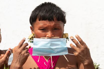 Uma indígena yanomami com uma máscara em 30 de junho em Alto Alegre. Segundo a Articulação dos Povos Indígenas do Brasil, há mais de 17.000 indígenas contaminados por covid-19, 547 mortos e 143 povos atingidos.