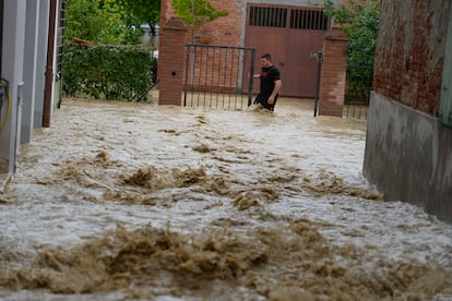 El agua fangosa corre por una calle inundada en el pueblo de Castel Bolognese, este miércoles.