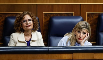 La vicepresidenta primera y ministra de Hacienda, María Jesús Montero, y la vicepresidenta segunda y ministra de Trabajo, Yolanda Díaz, escuchan una pregunta del diputado del PP, Miguel Tellado, este miércoles, durante la sesión de control al Gobierno.