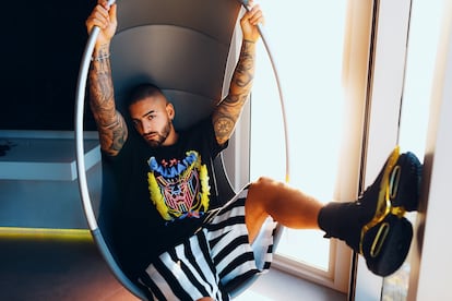 Maluma, con uno de los modelos de su colección "Maluma X Balmain" inspirada en el Miami de la década de los noventa.