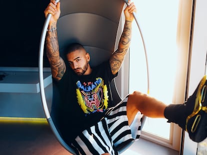 Maluma, con uno de los modelos de su colección "Maluma X Balmain" inspirada en el Miami de la década de los noventa.